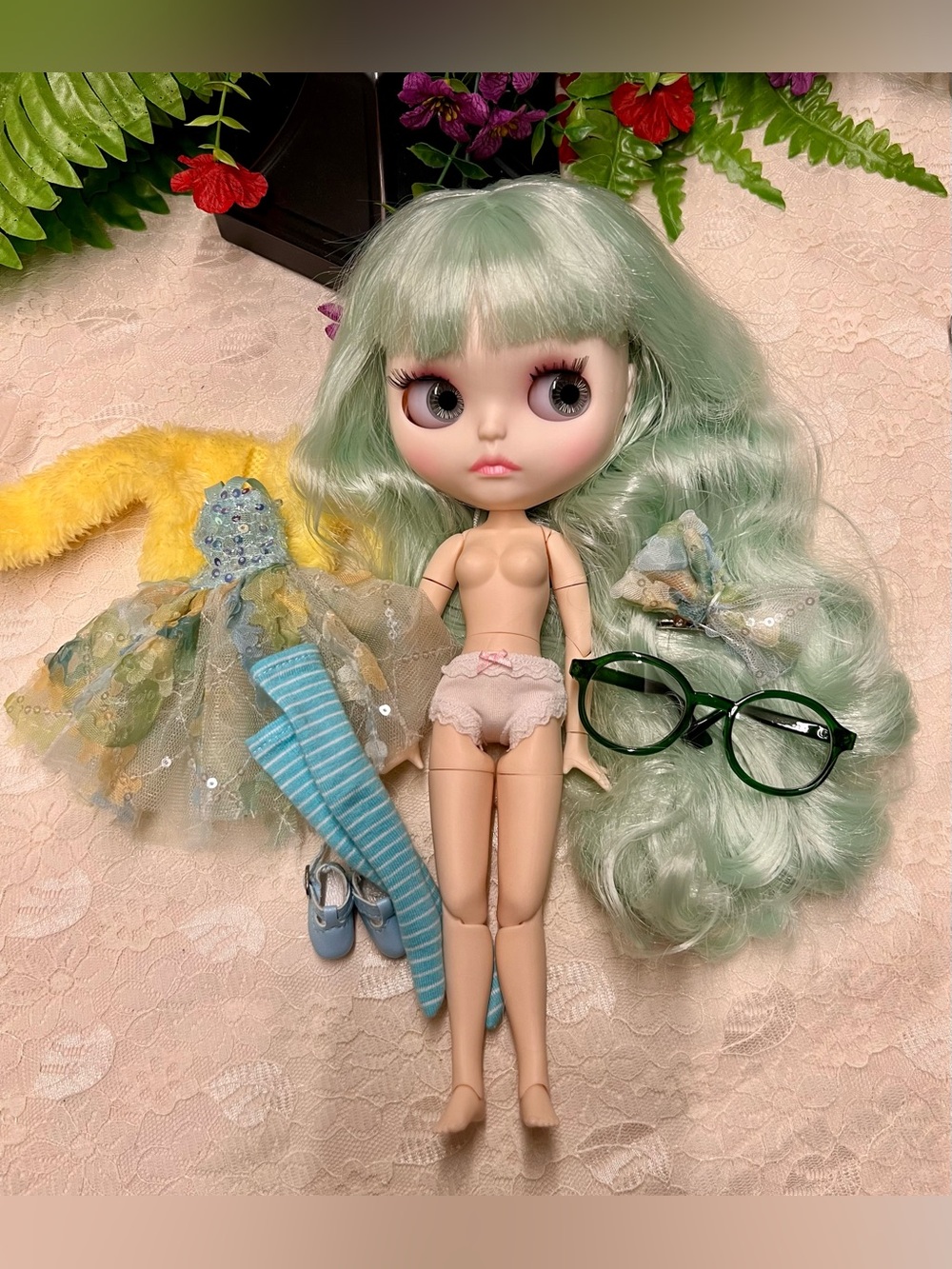 Customized Blythe Doll, Lime Green Hair, 12”, 30 cm, 1/6 scale, and Accessories - Picture 16 of 16